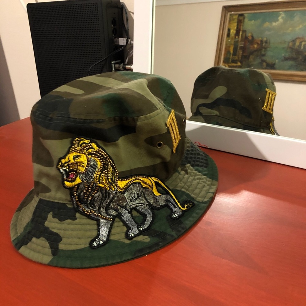 Camo lion bucket hat